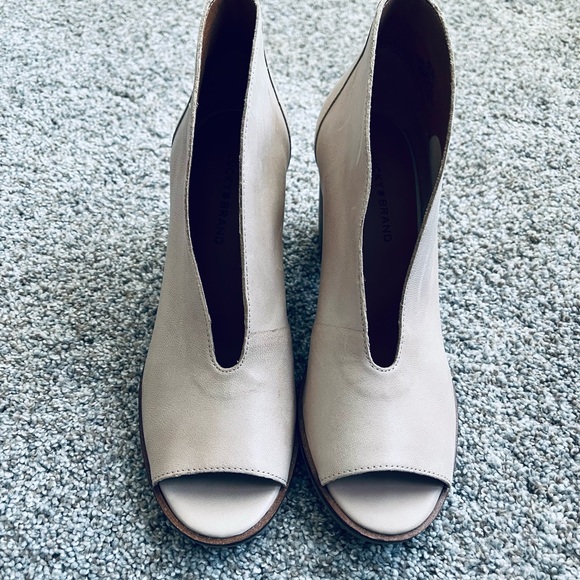 Lucky Brand Womens size 7 beige colored v cut open toe heels - Picture 3 of 4